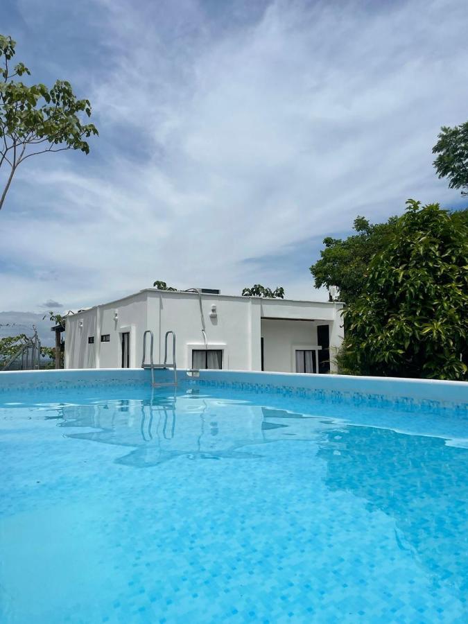 Cabana Campestre Con Piscina En La Hacienda Napoles Doradal Exterior photo